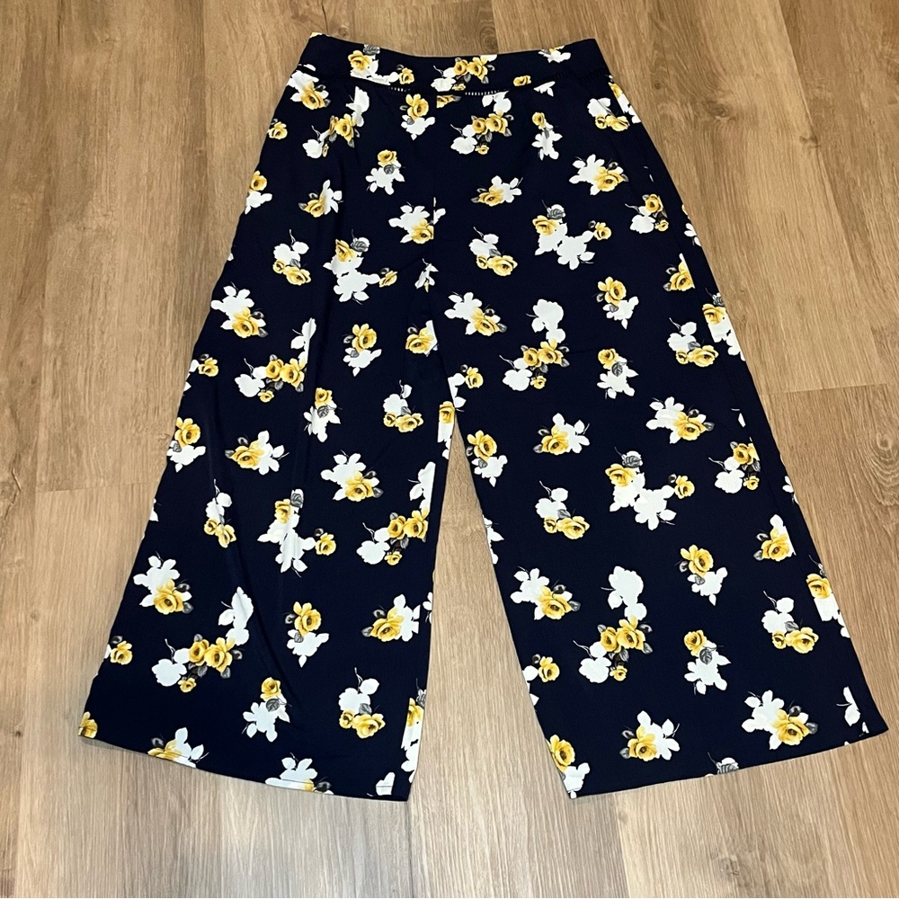 J by J.O.A. Women's Romantic Blue Floral Wide Leg Cropped Capri/Culottes Size M